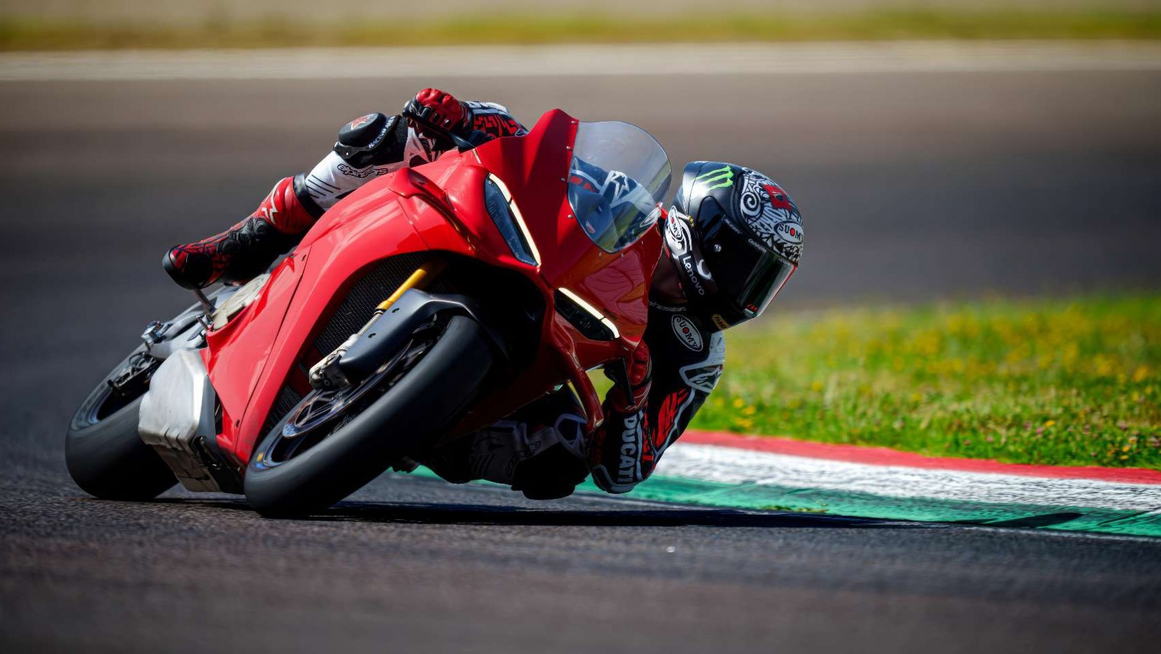 Ducati Panigale V4 na torze