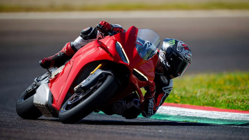 Ducati Panigale V4 na torze