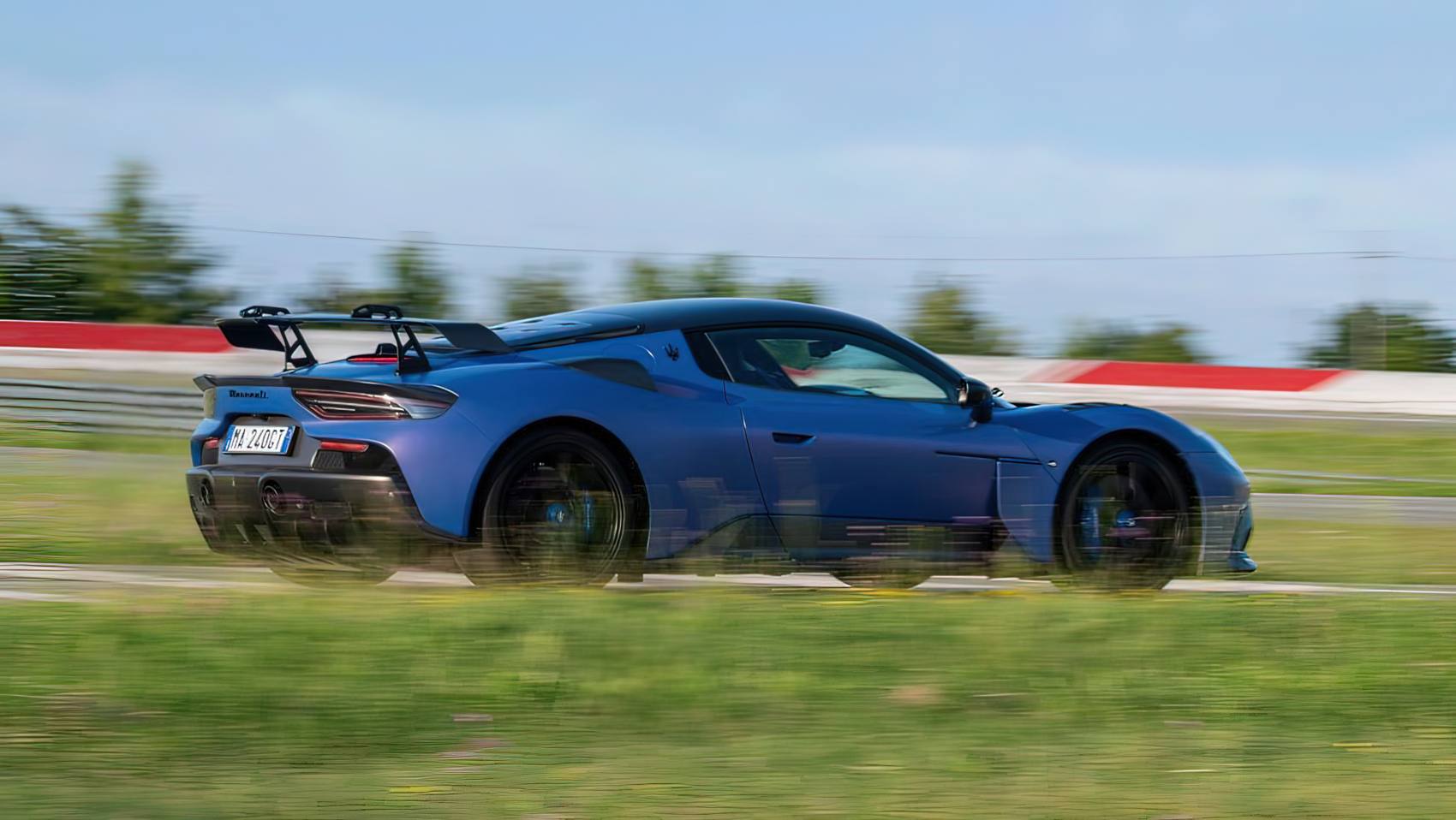 Maserati MC20 GT2 Stradale sylwetka tył