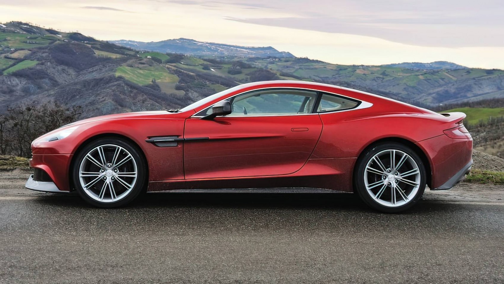 Aston Martin Vanquish MK2 profil