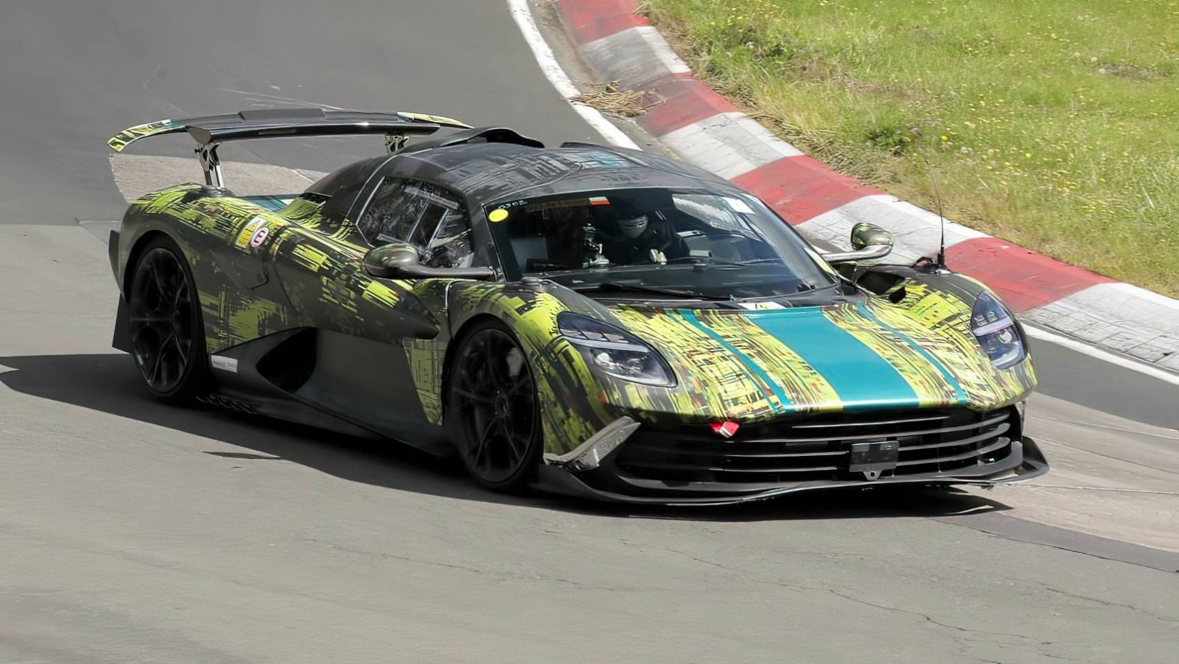 Aston Martin Valhalla muł nurburgring