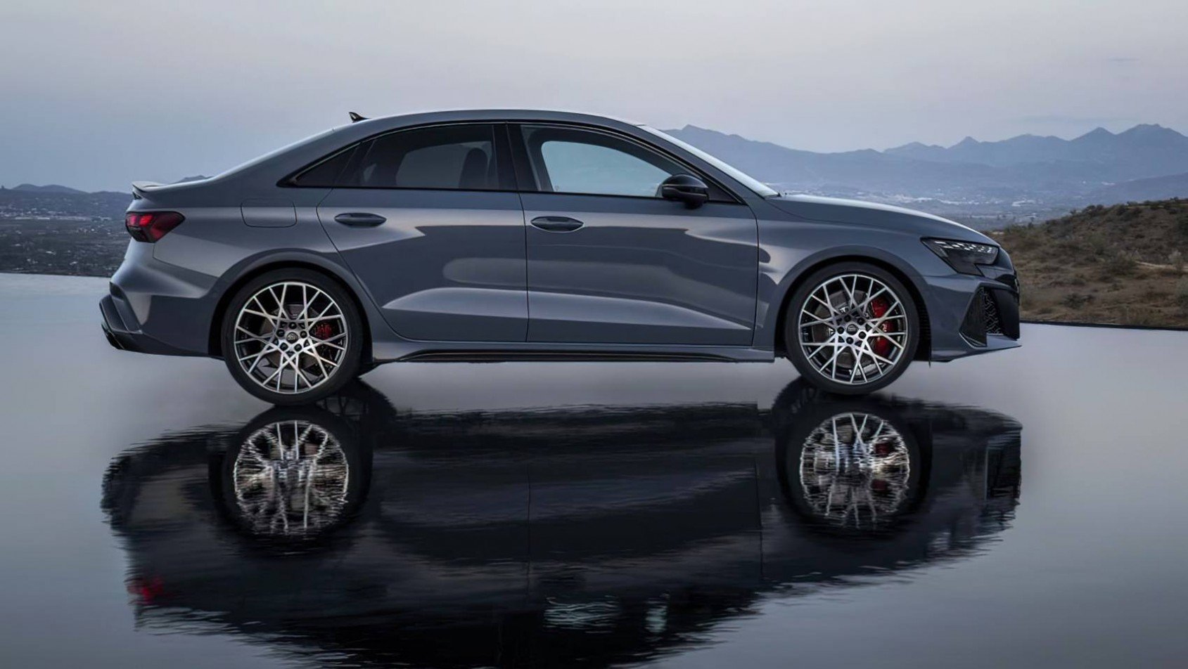 2025 Audi RS3 limousine sylwetka