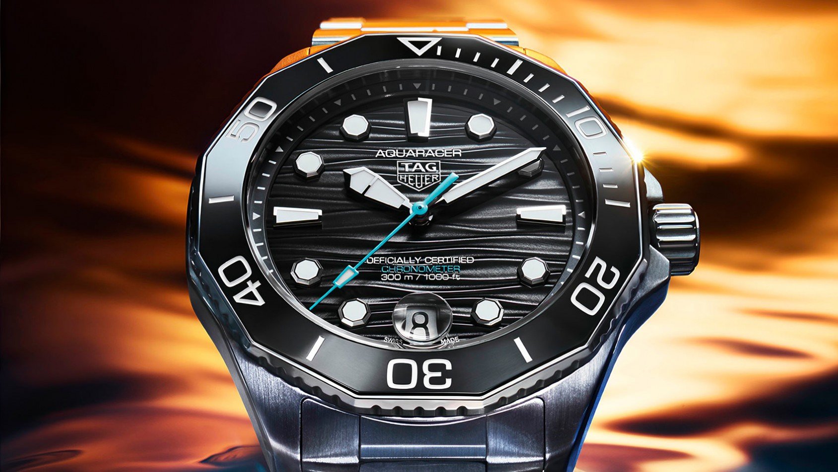 Czarny Tag Heuer Aquaracer Professional 300 Date z bliska