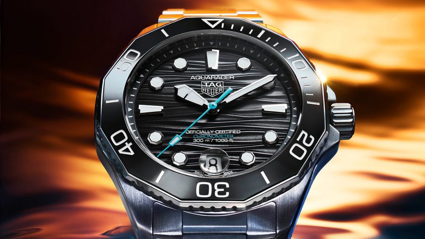 Czarny Tag Heuer Aquaracer Professional 300 Date z bliska