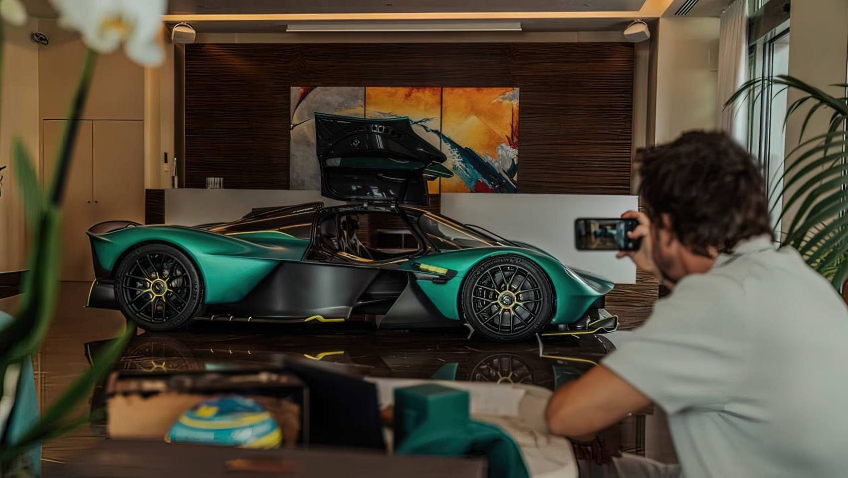 Aston Martin Valkyrie_Fernando Alonso odbiór auta