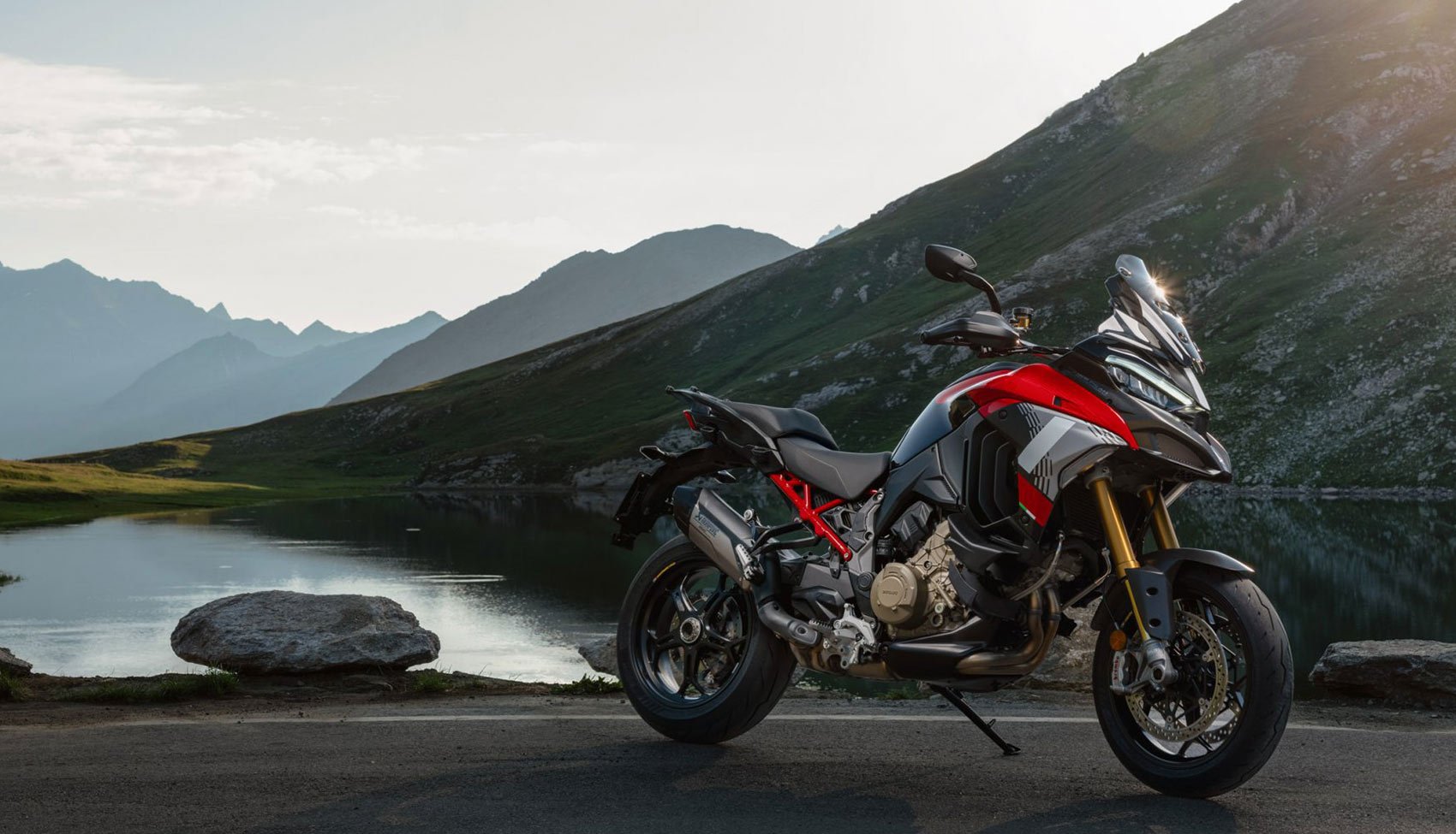 Ducati Multistrada V4 Pikes Peak na tle krajobrazu