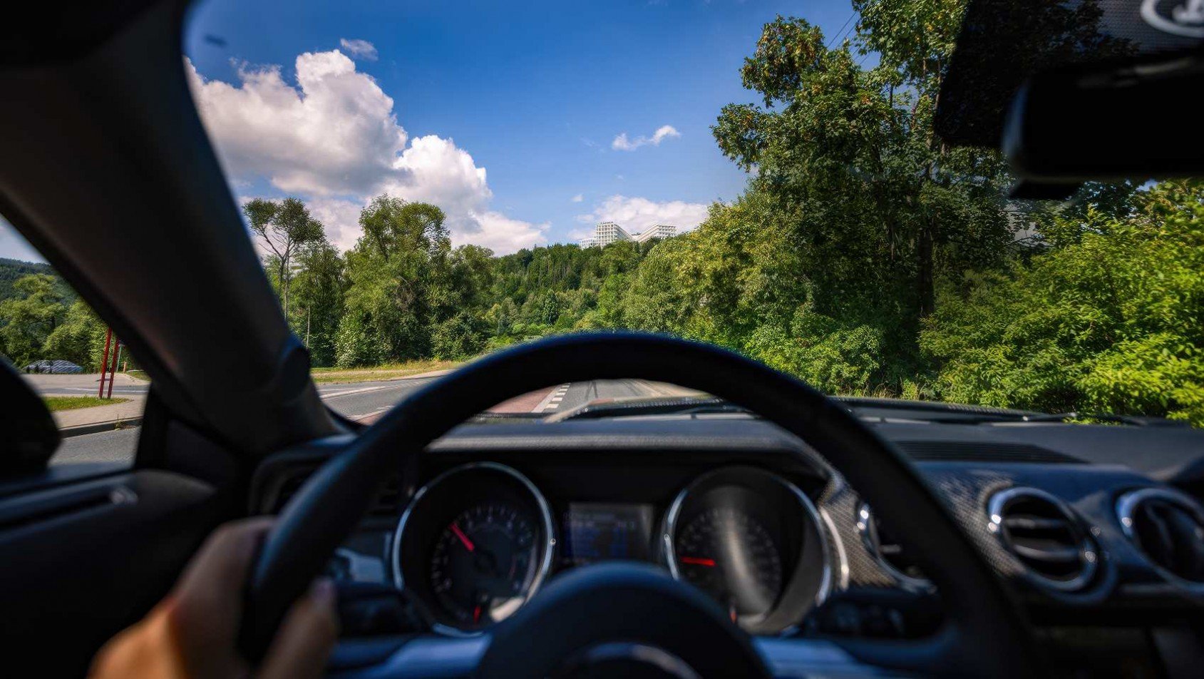 Ulice Wisły z hotelem Crystal Mountain w tle Ulice Wisły z hotelem w tle