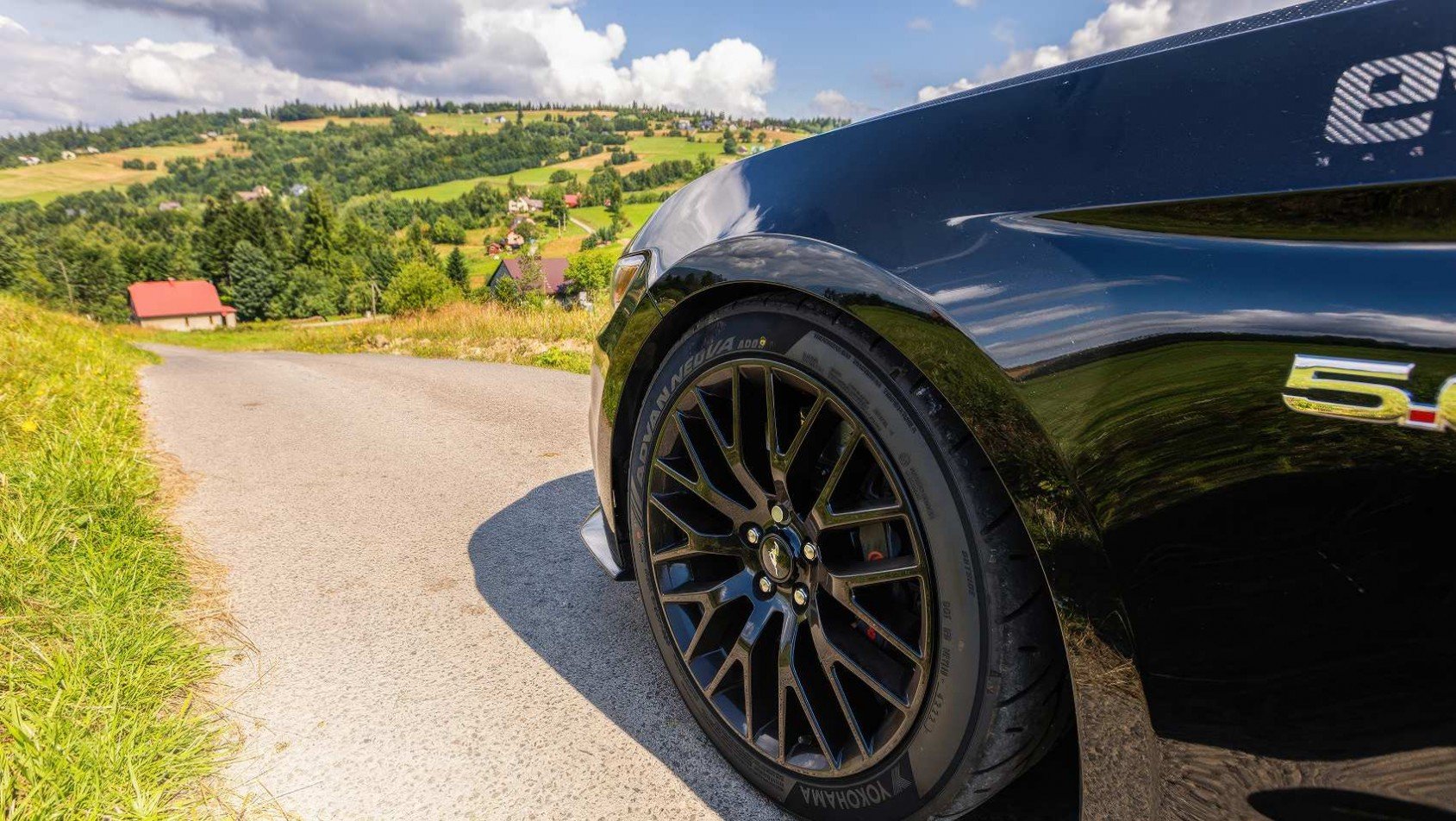 Yokohama Advan Neova AD09 Mustang na oponach Yokohama Advan Neova AD09