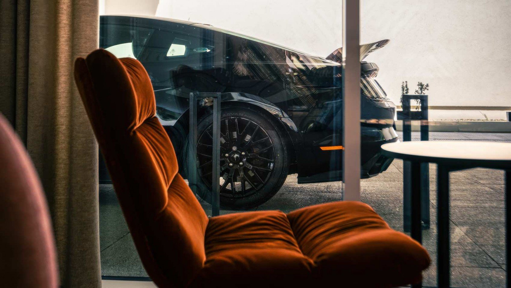 Mustang GT na oponach Yokohama Wnętrza hotelu Crystal Mountain