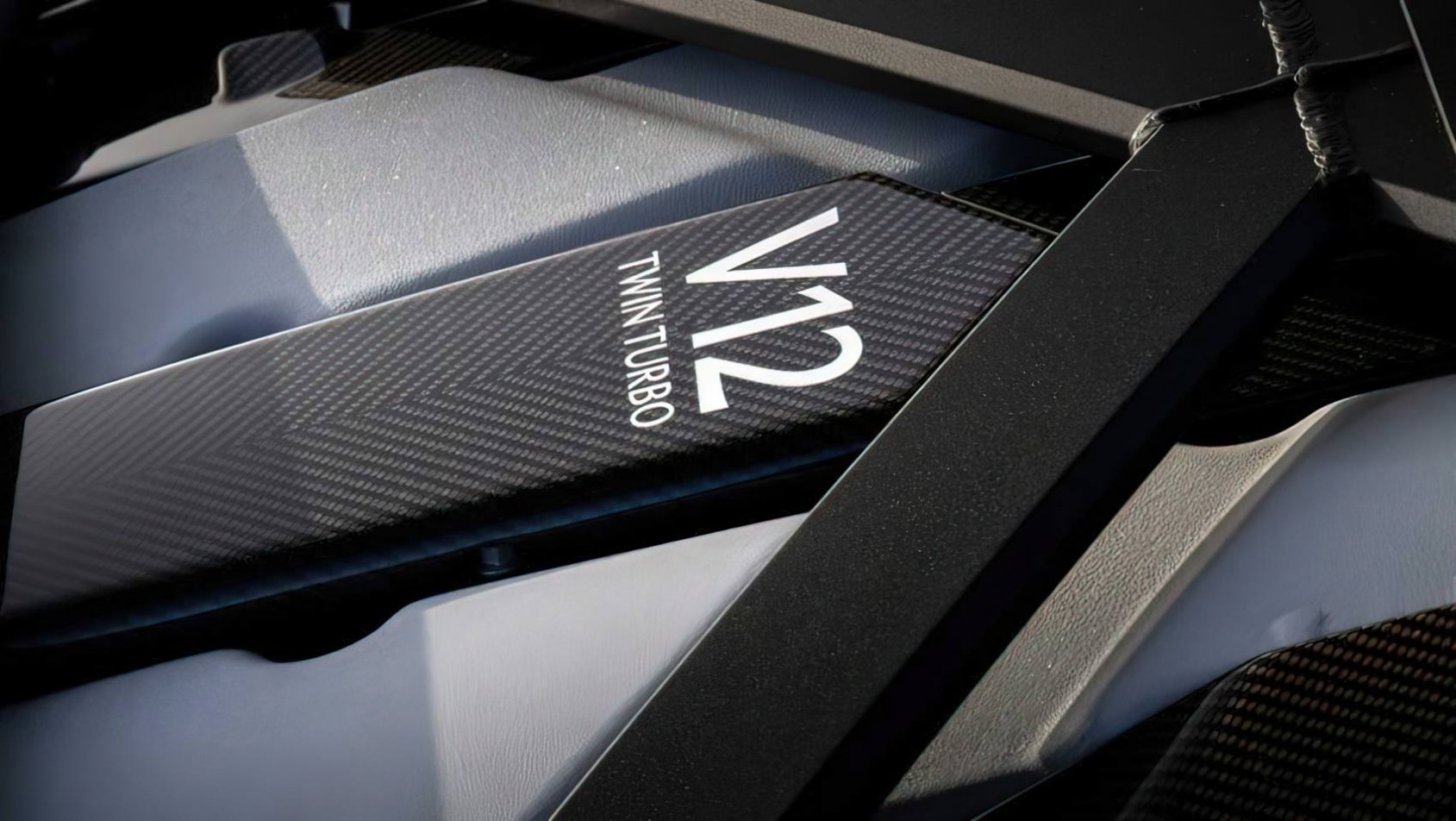 2024 Aston Martin Vanquish v12