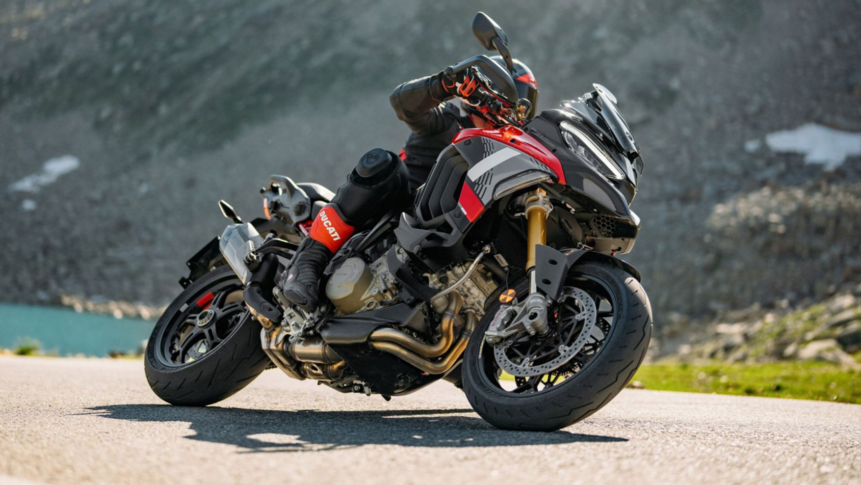 Ducati Multistrada Pikes Peak V4 podczas jazdy