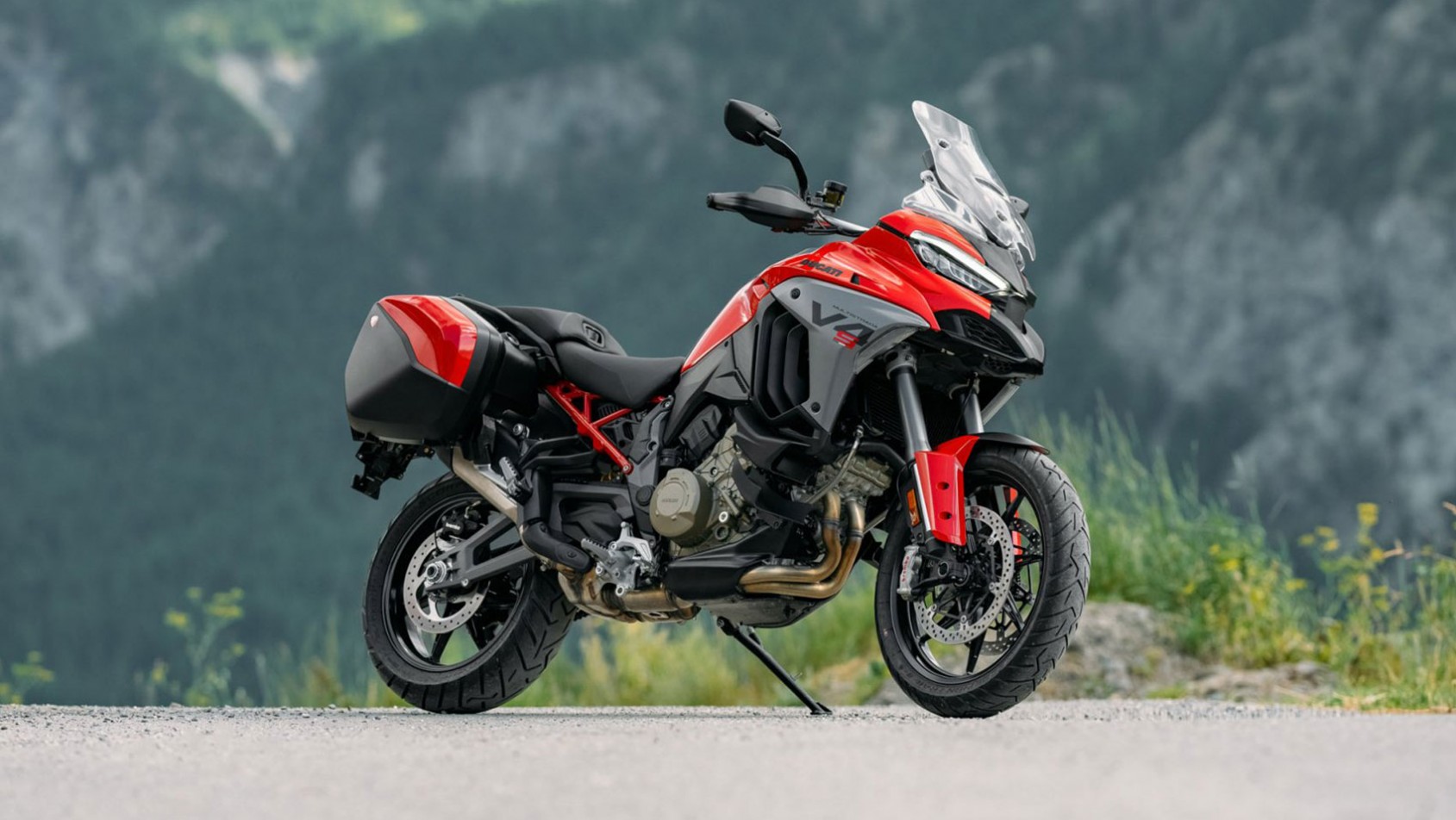 Multistrada V4 S na tle krajobrazu