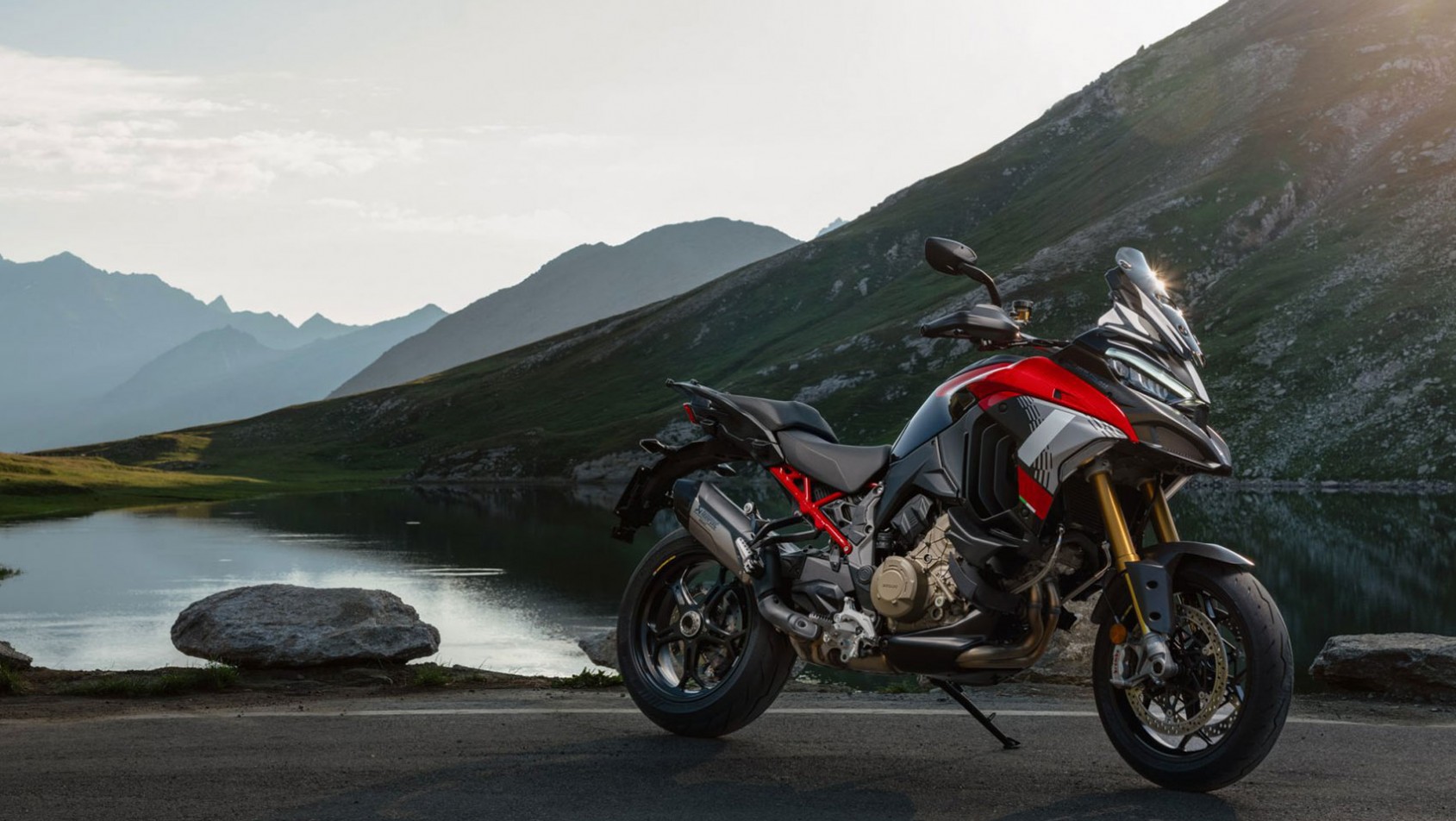 Ducati Multistrada V4 Pikes Peak na tle krajobrazu