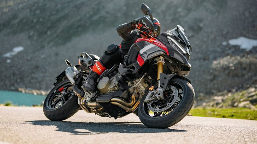 Ducati Multistrada Pikes Peak V4 podczas jazdy