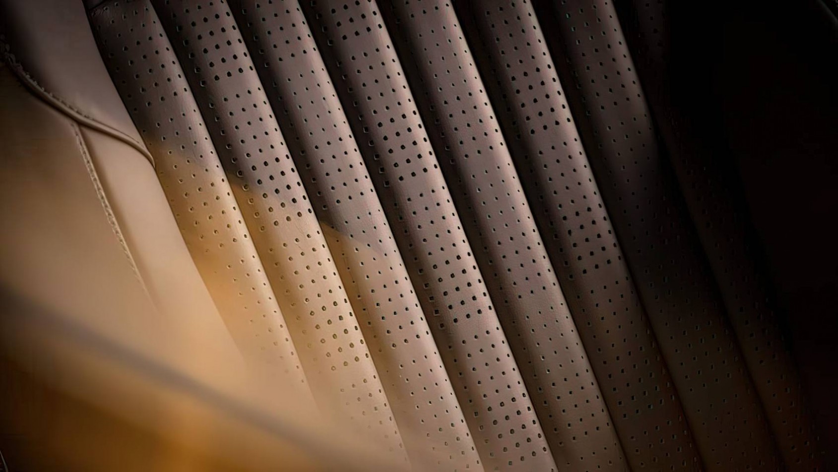 Aston Martin DB12 Goldfinger Edition perforowana skóra