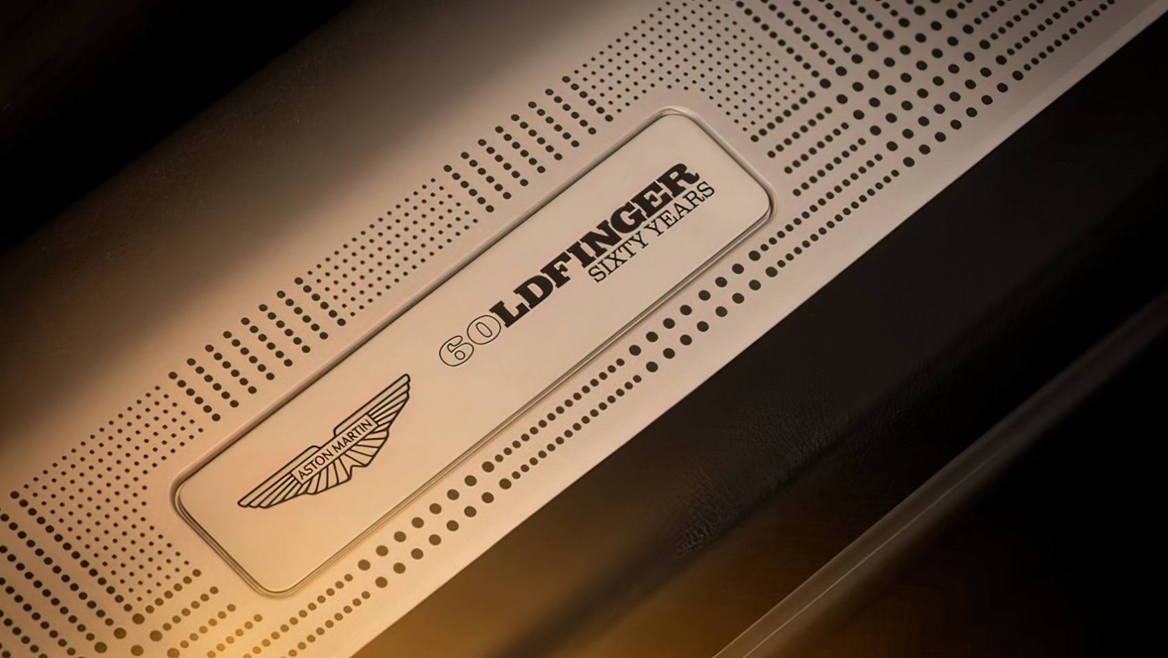 Aston Martin DB12 Goldfinger Edition plakietka