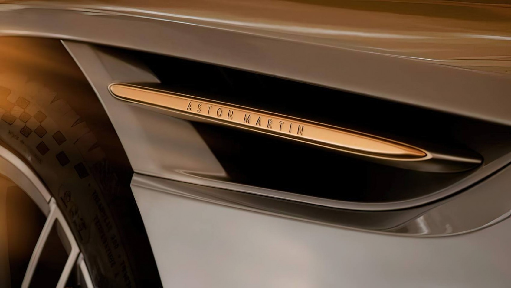 Aston Martin DB12 Goldfinger Edition złote detale