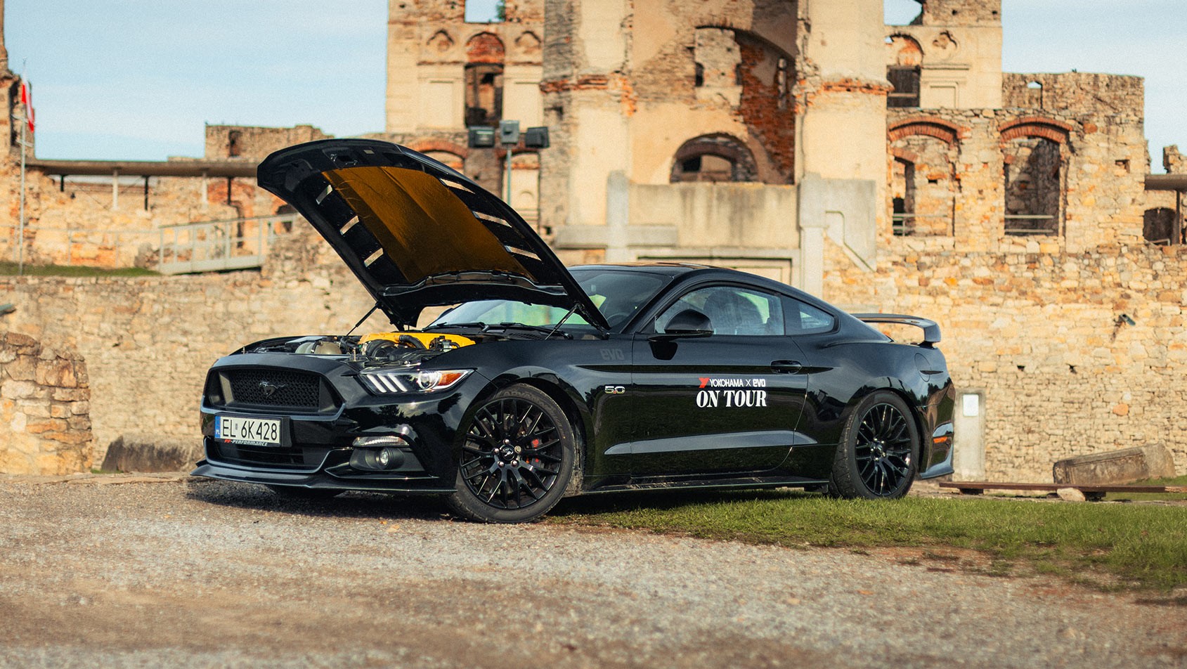 Ford Mustang GT z kompresorem na oponach Yokohama ADVAN Neova AD09 w Górach Świętokrzyskich