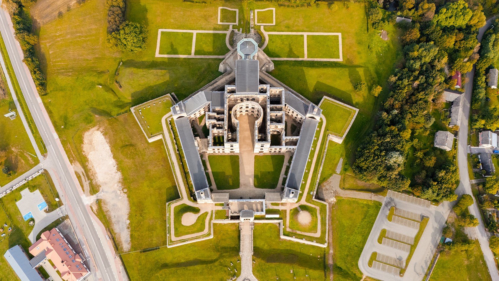 Zamek Krzyżtopór – niezwykła atrakcja turystyczna w Górach Świętokrzyskich