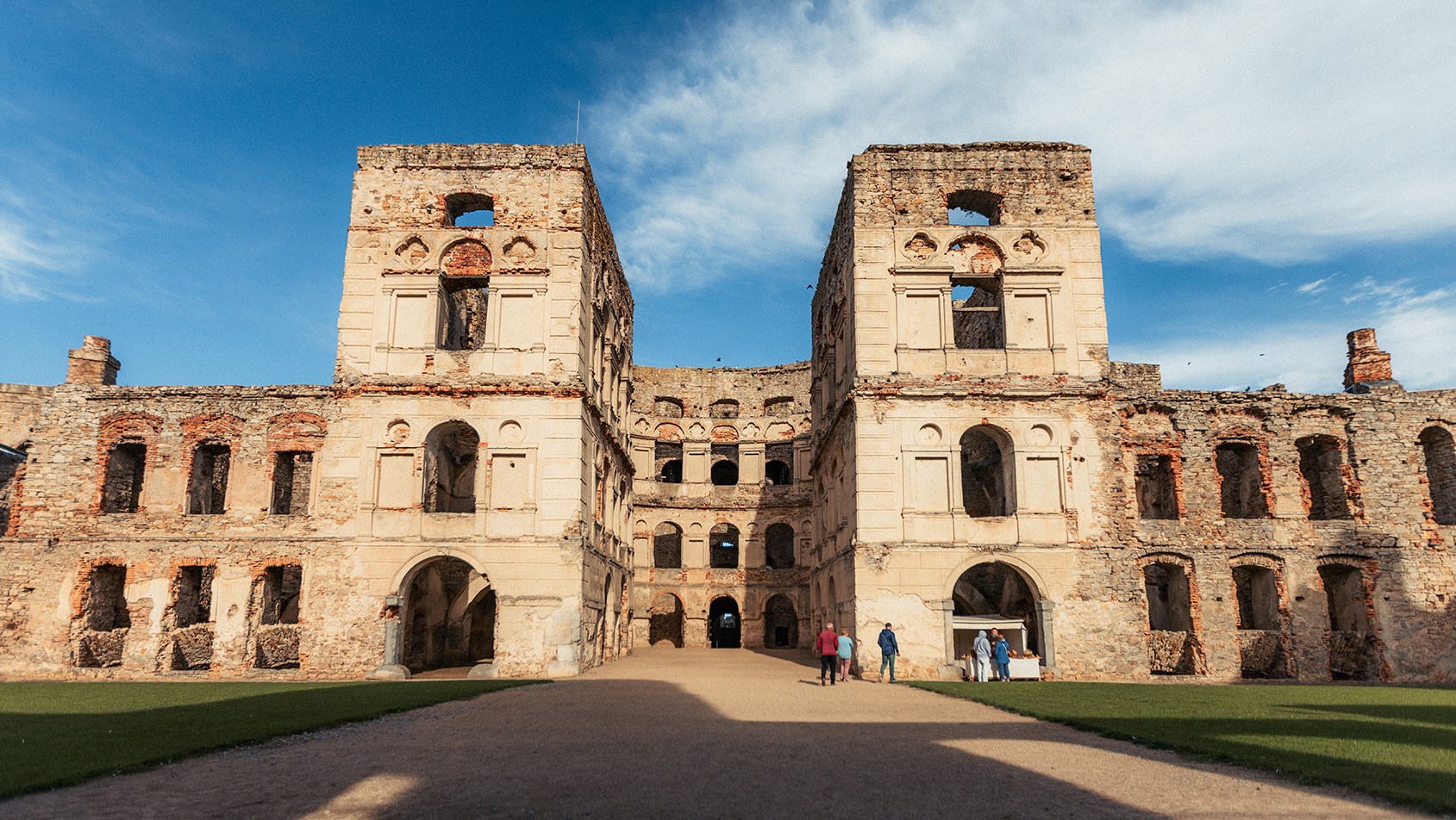 Dziedziniec zamku Krzyżtopór w Górach Świętokrzyskich