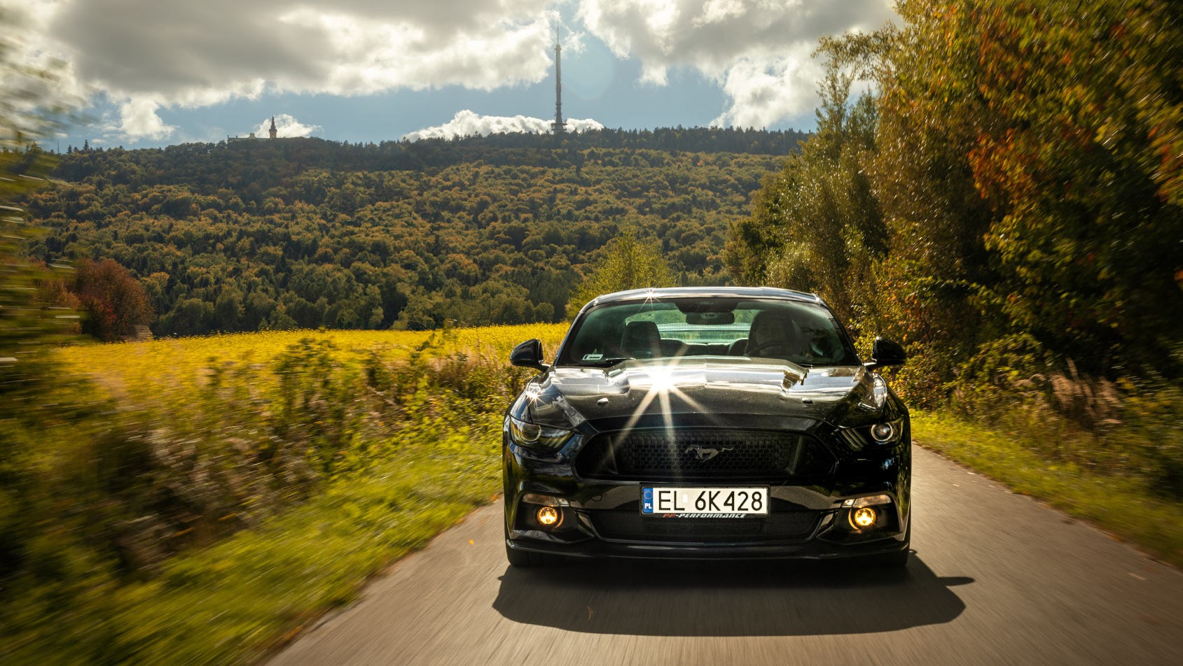 Ford Mustang GT na tle Łysej Góry – legendy Gór Świętokrzyskich
