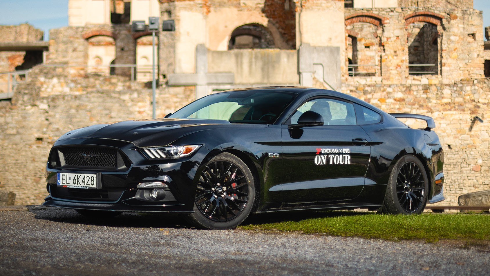 Mustang GT na tle zamku Krzyżtopór