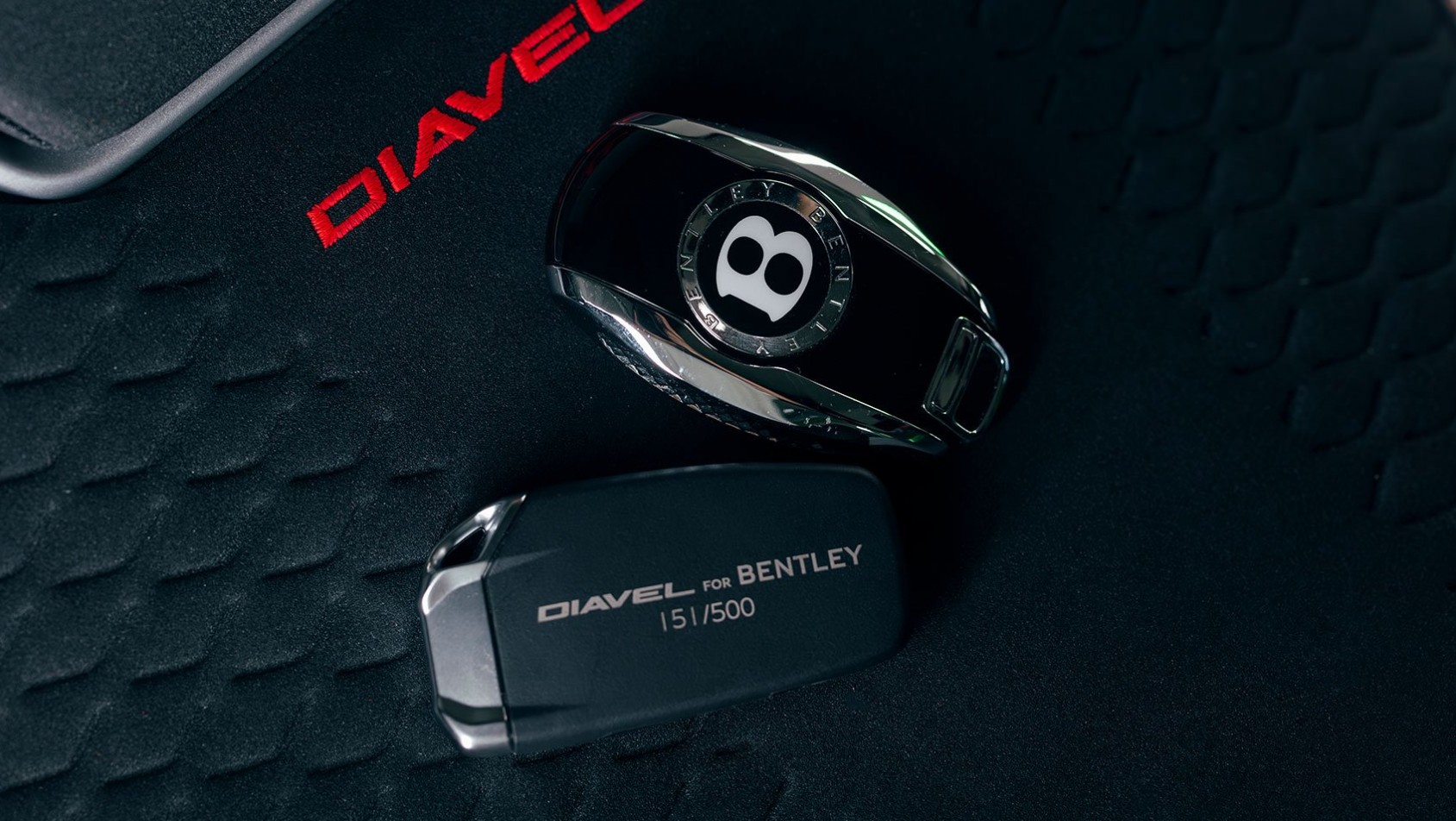 Kluczyki Ducati i Bentley na siedzisku z alkantary