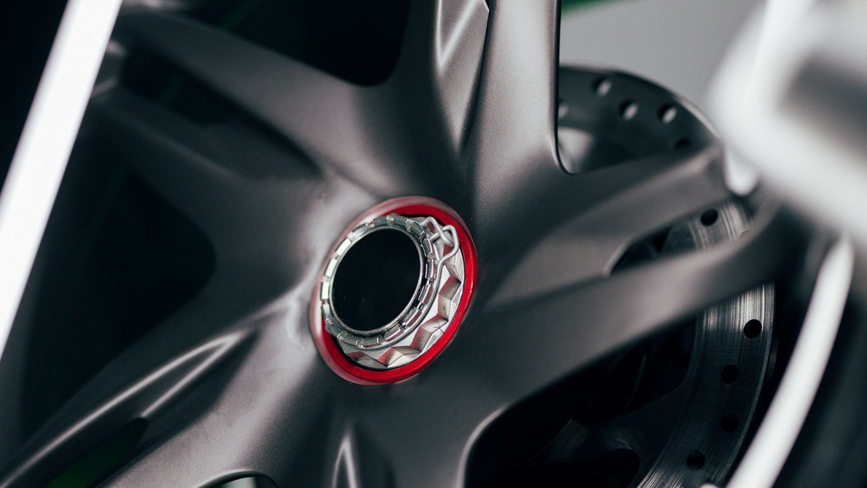 Zbliżenie na koło Ducati Diavel for Bentley