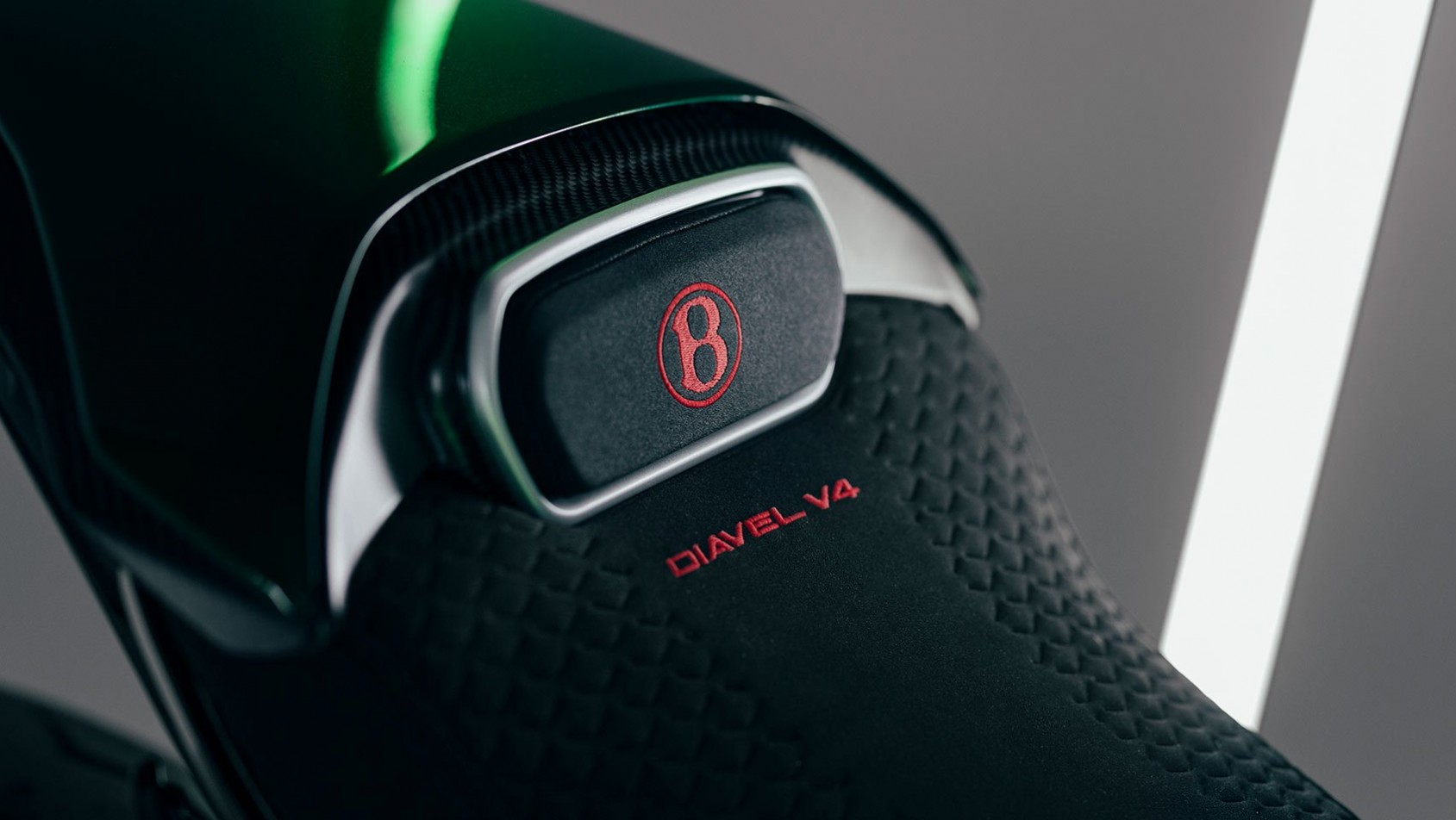 logo z literką B na siedzisku