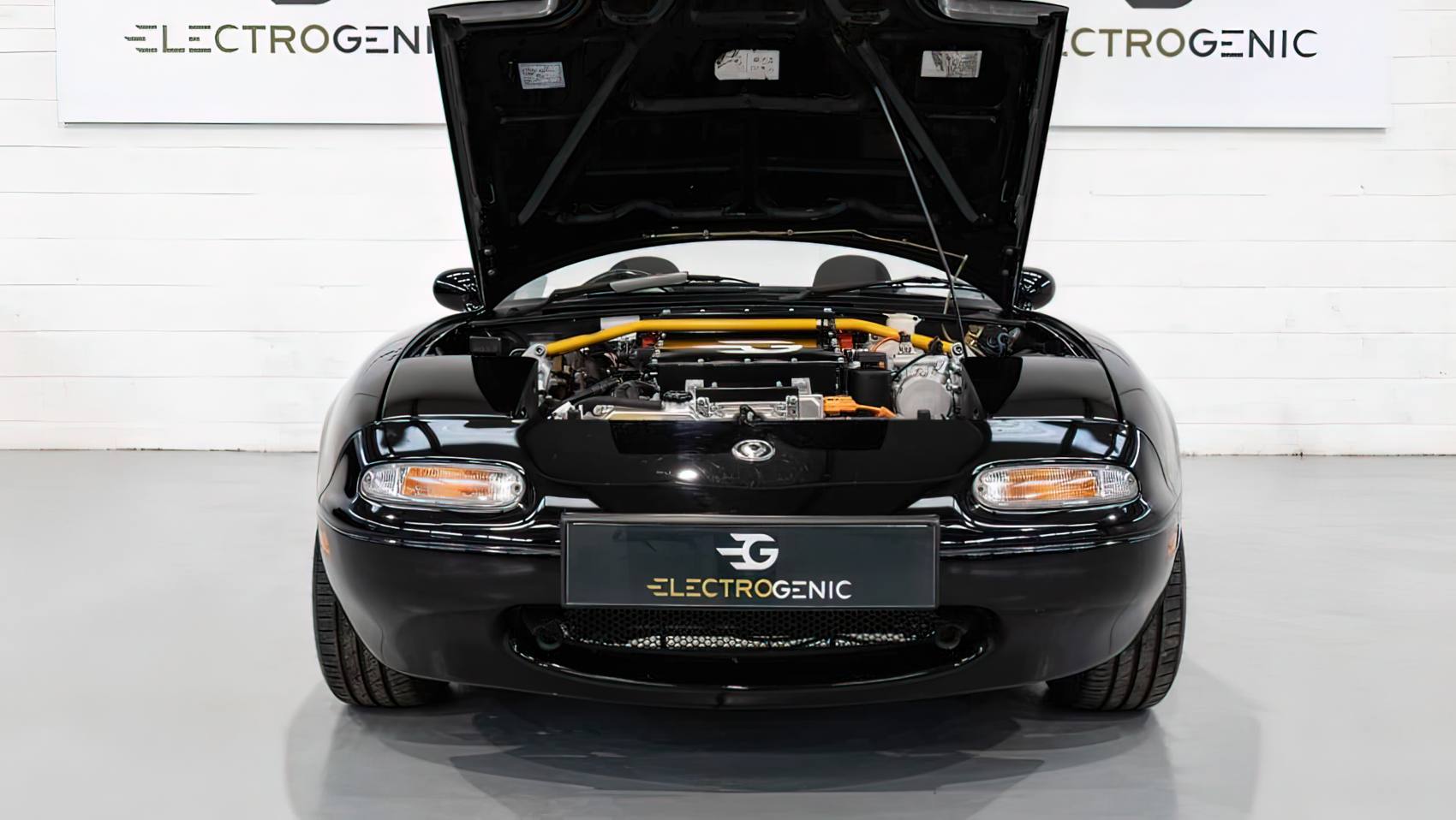 Electrogenic Mazda MX-5 EV pod maską