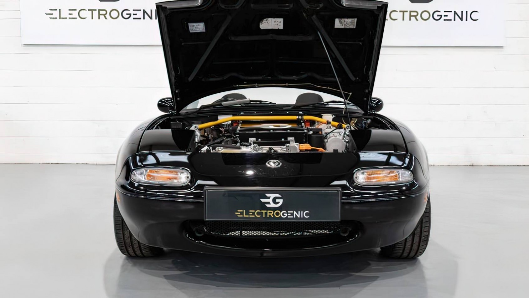Mazda MX-5 Electrogenic Mazda MX-5 EV pod maską