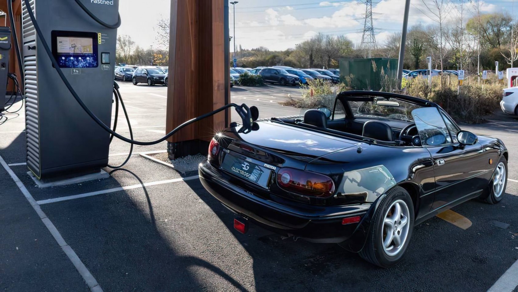 Mazda MX-5 Electrogenic Mazda MX-5 EV ładowanie