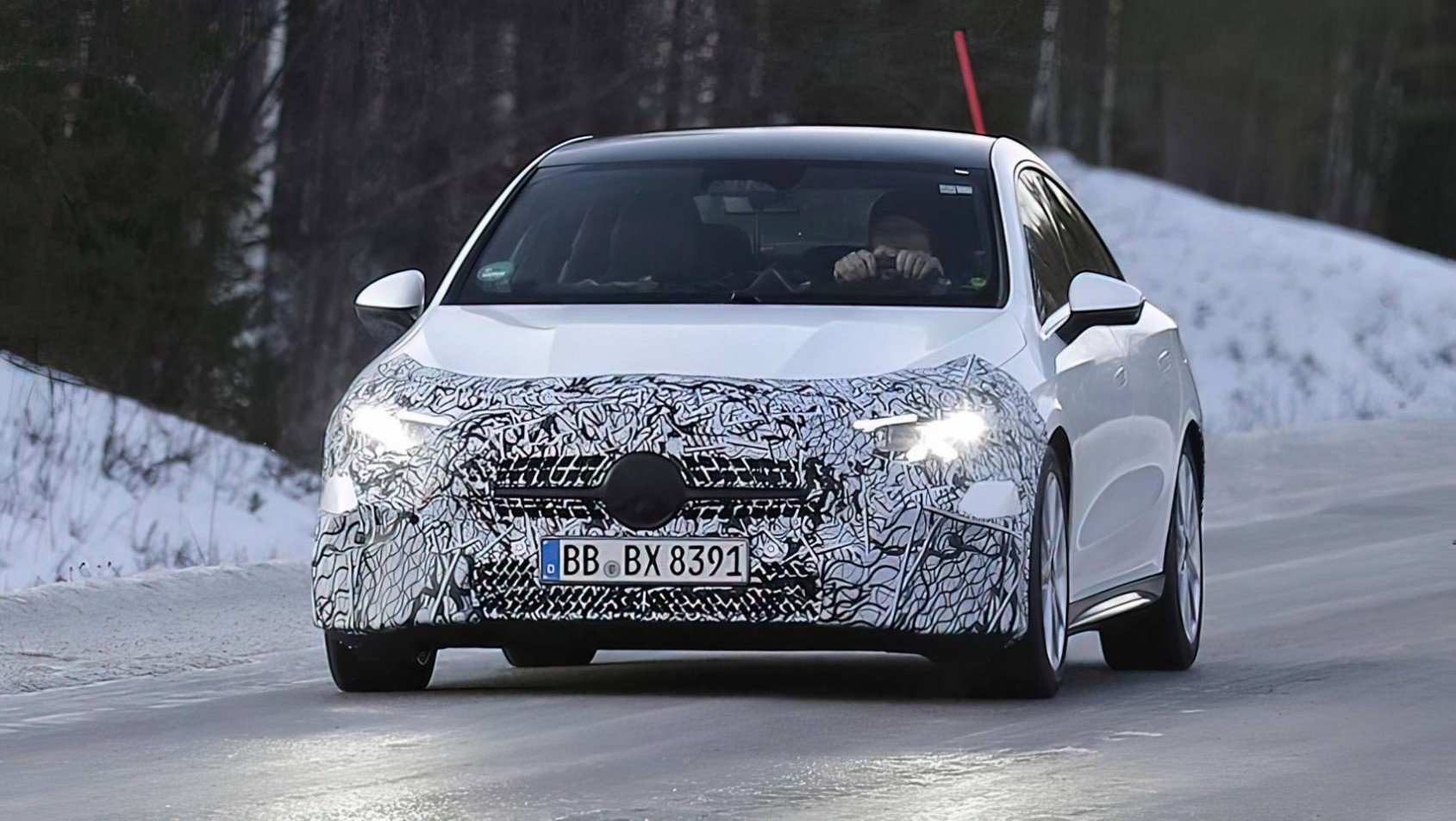 2025 Mercedes-Benz CLA spyshot przód