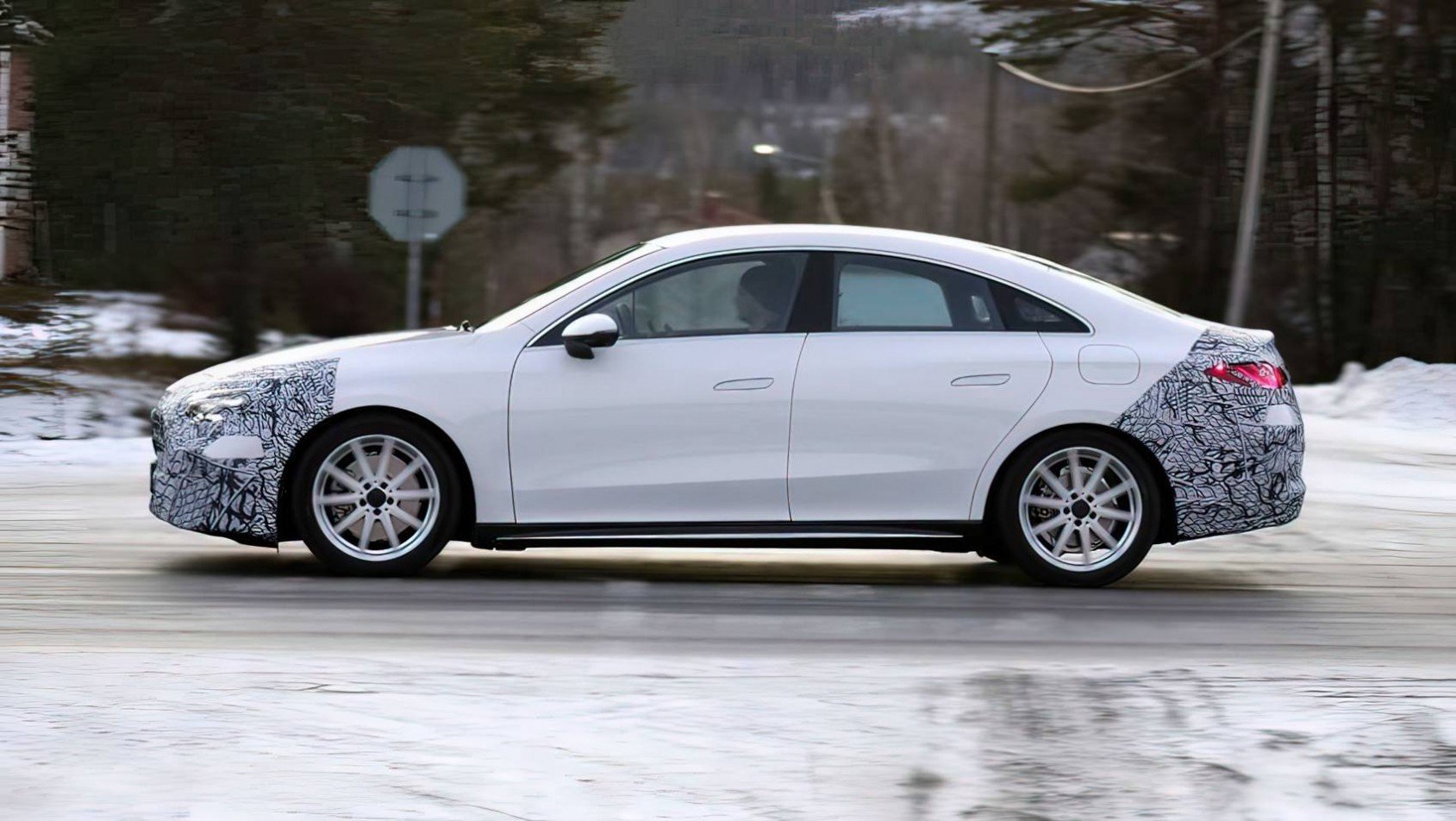 2025 Mercedes-Benz CLA spyshot sylwetka