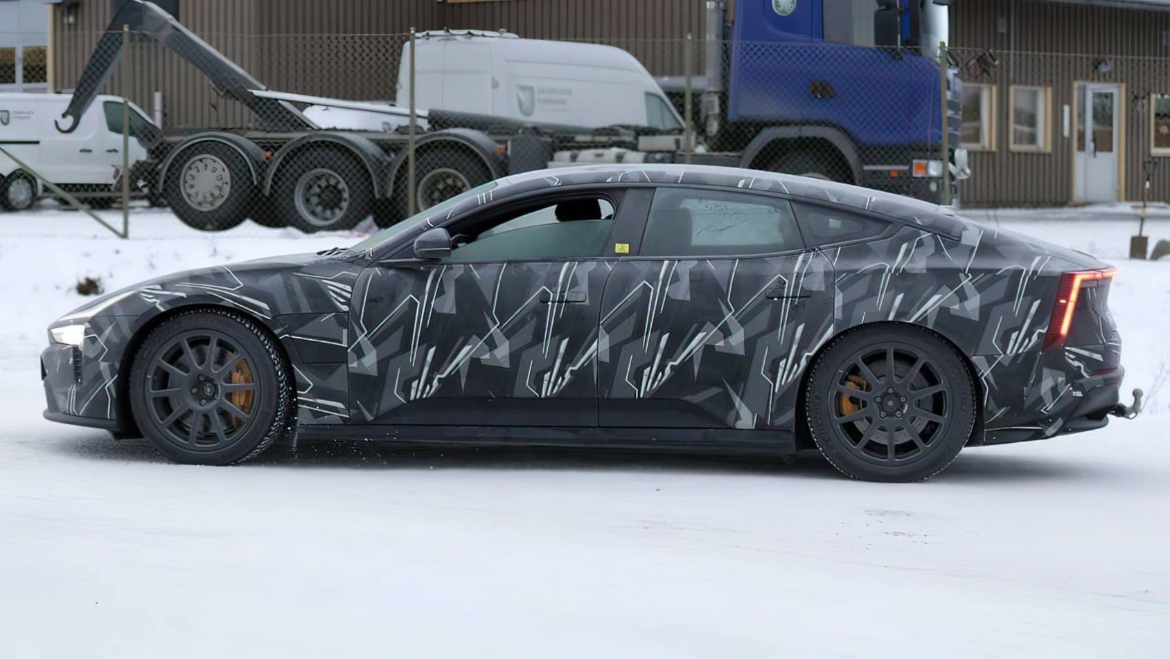 2025 Polestar 5 spyshot kamuflaż