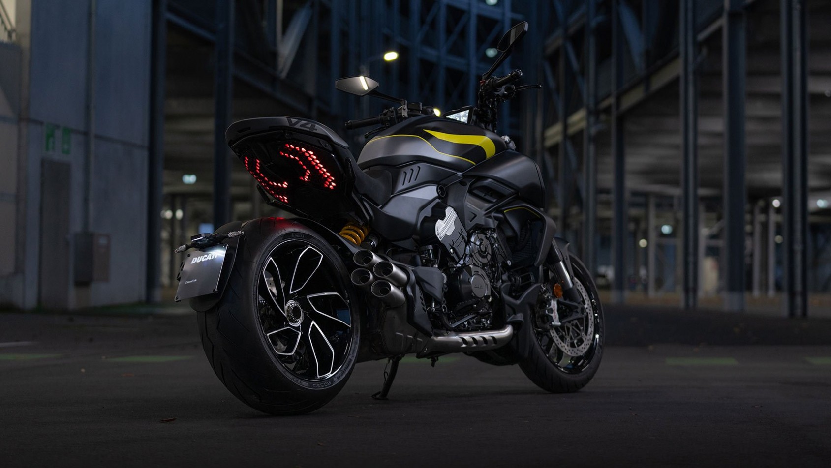 Ducati Diavel V4 2025 Black Roadster - LED