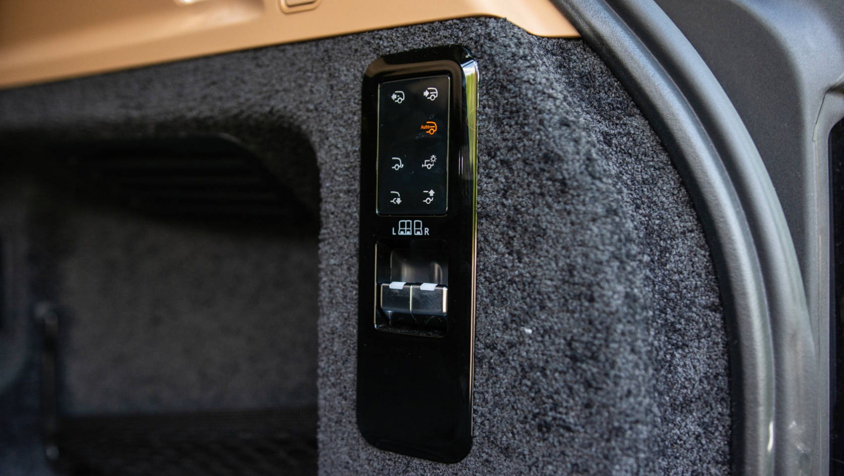 Range Rover P550e HSE panel sterowania bagażnik