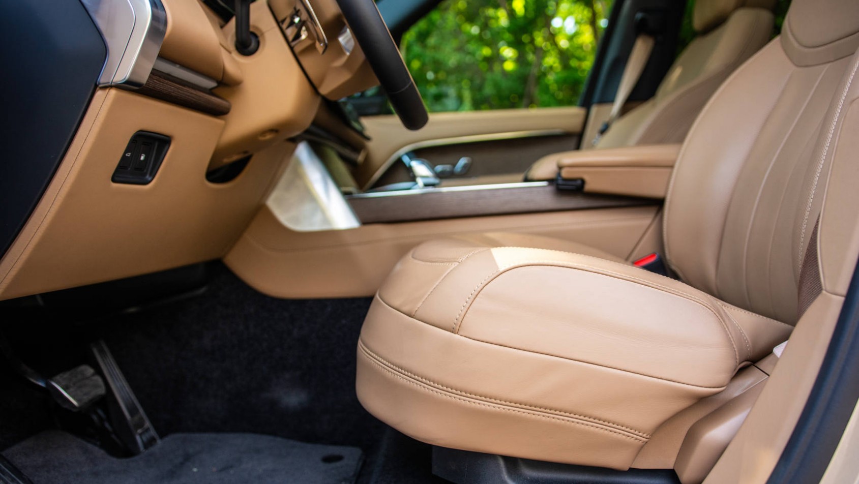 Range Rover P550e HSE skóra tan