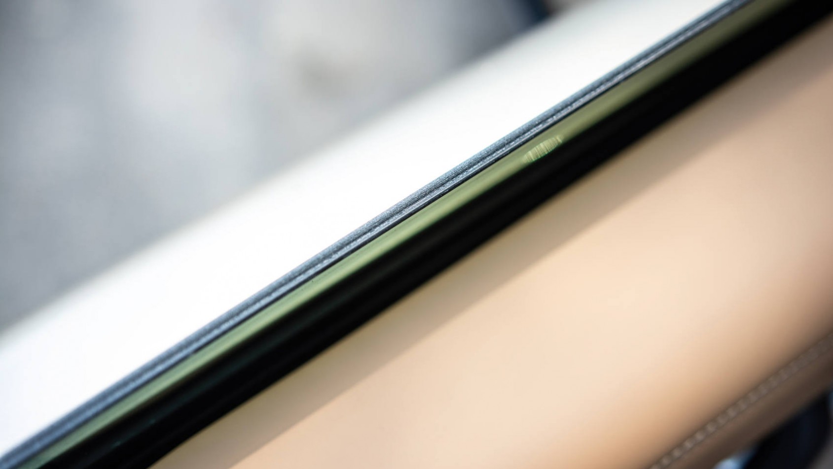 Range Rover P550e HSE detal uszczelki