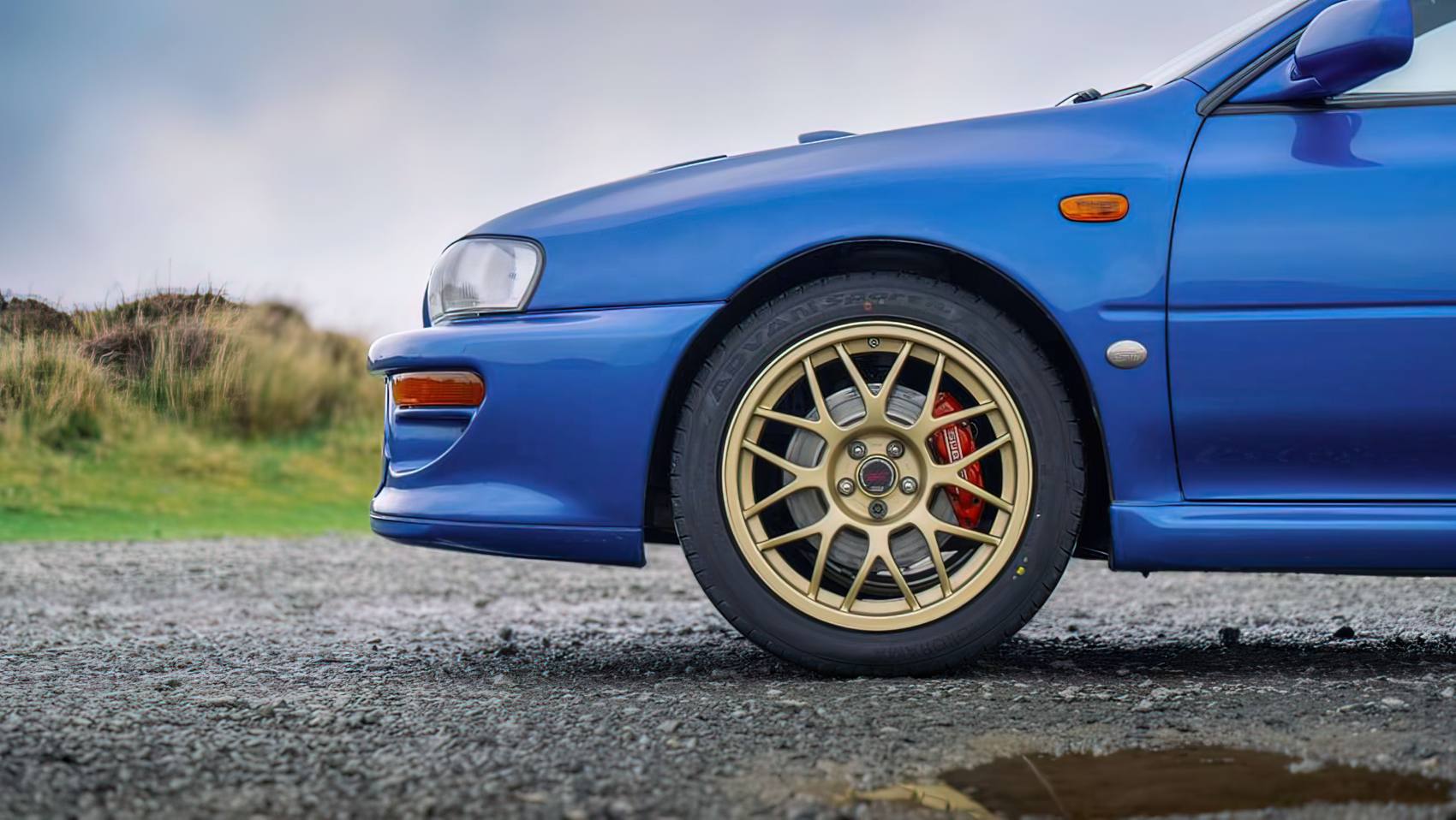 Subaru Impreza 22B STI złote koła