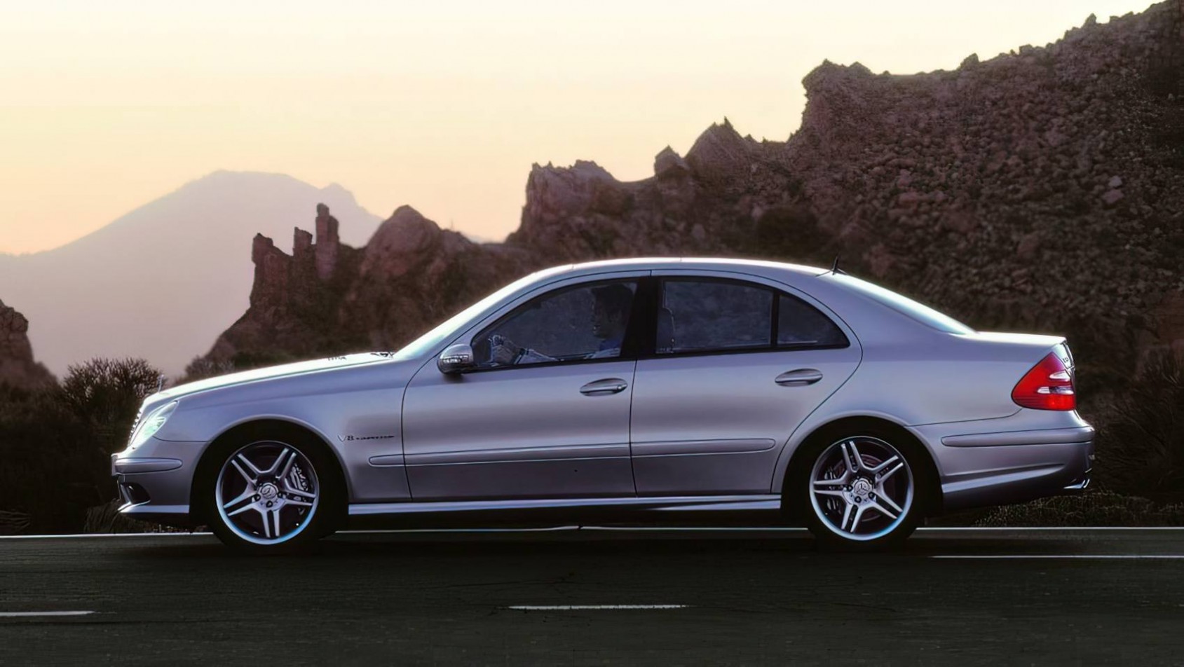 Mercedes E55 AMG Mercedes-Benz E55 AMG W211 sylwetka