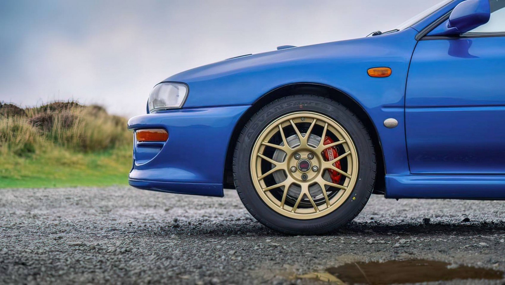 Subaru Impreza 22B STI złote koła