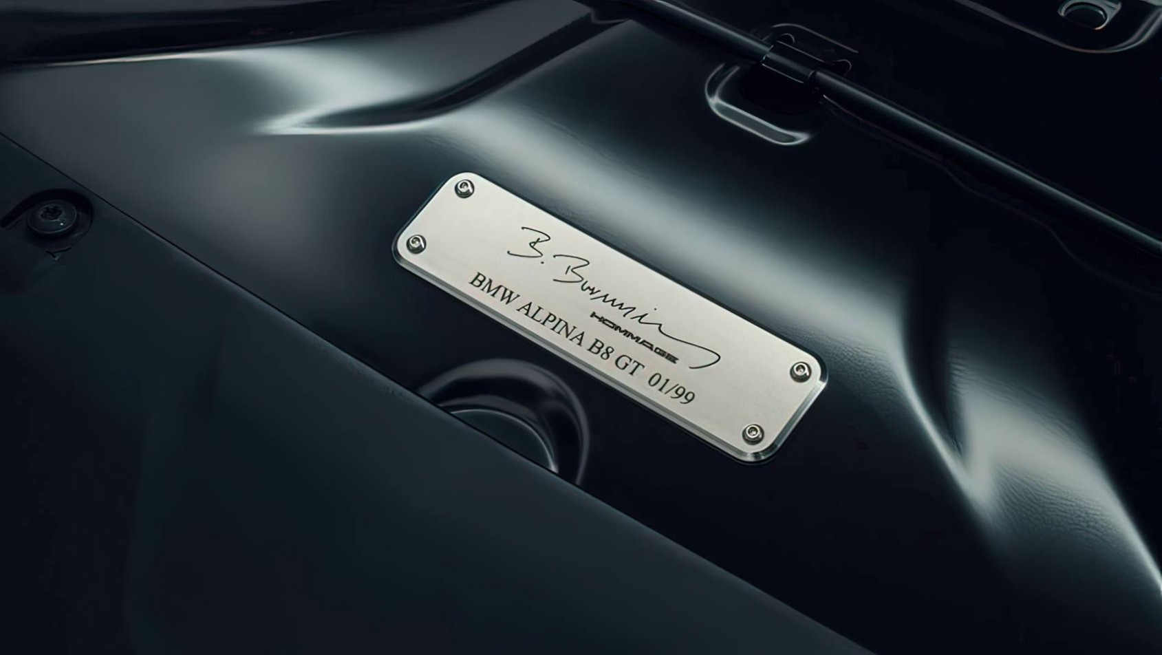 Alpina B8 GT plakietka silnika