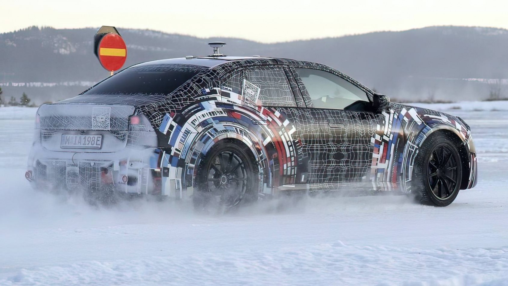 BMW iM3 testy zimowe prawy tył