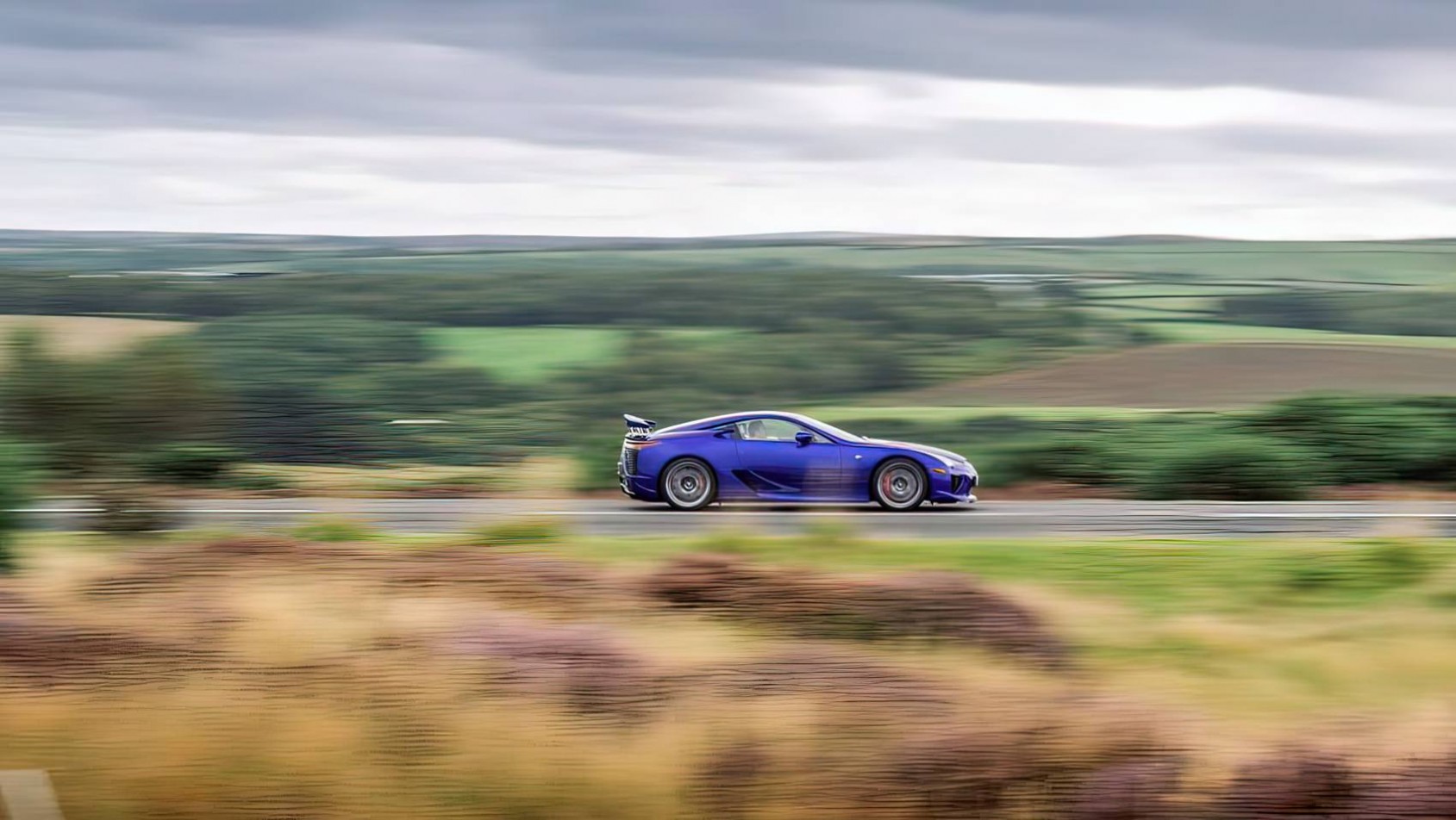 Lexus LFA linia boczna