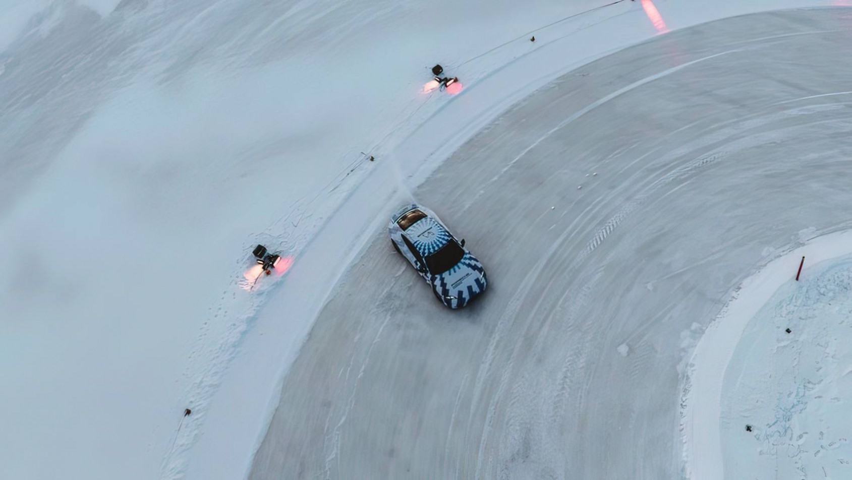 Porsche Taycan drifting na lodzie 2025