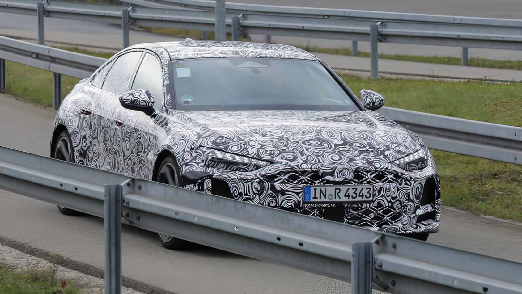 2025 Audi RS5 spyshot sedan przód