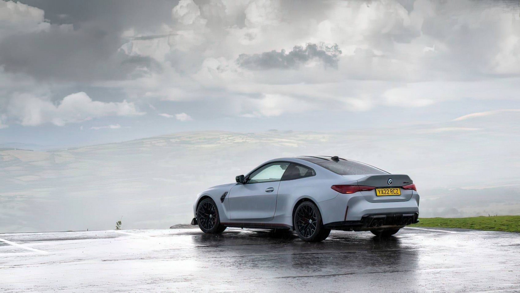 BMW M4 CSL sylwetka tył