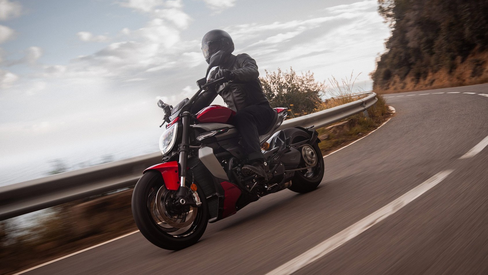 Nowy Ducati XDiavel V4 2025 podczas jazdy