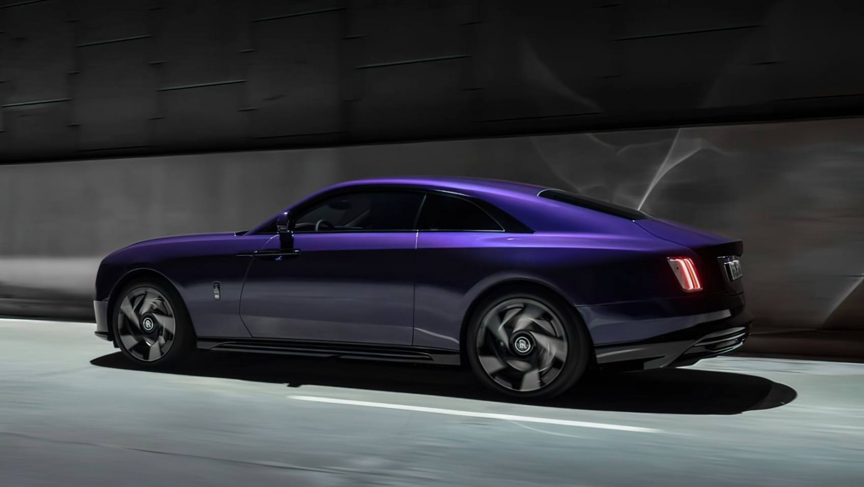 Rolls-Royce Spectre Black Badge sylwetka